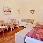 Barrierefreie In Ruhiger Zentrumslage By Interhome